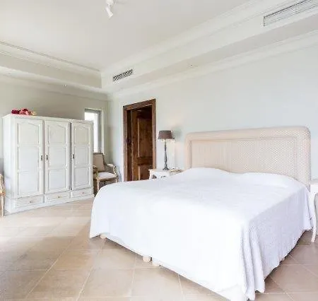 Carvoeiro Sleeps 8 With Pool Air Con And Wifi